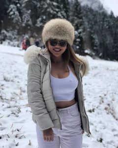 hot girl Anamaria Dodan in snow